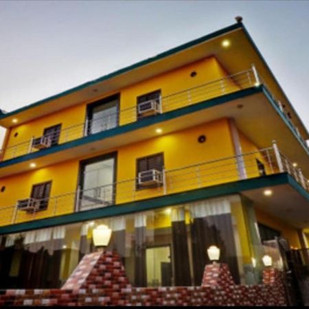 Hotel Pragati Palace Mathura Exterior photo