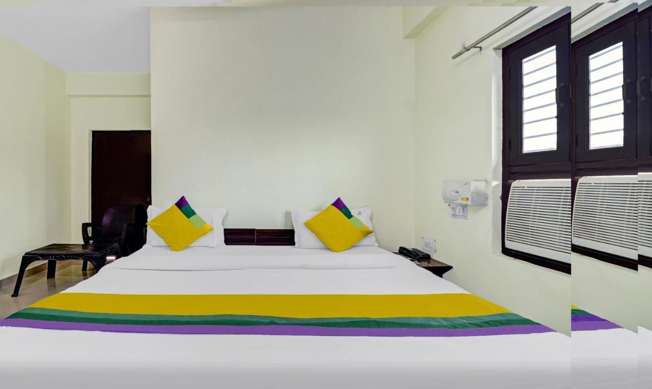 Hotel Pragati Palace Mathura Exterior photo
