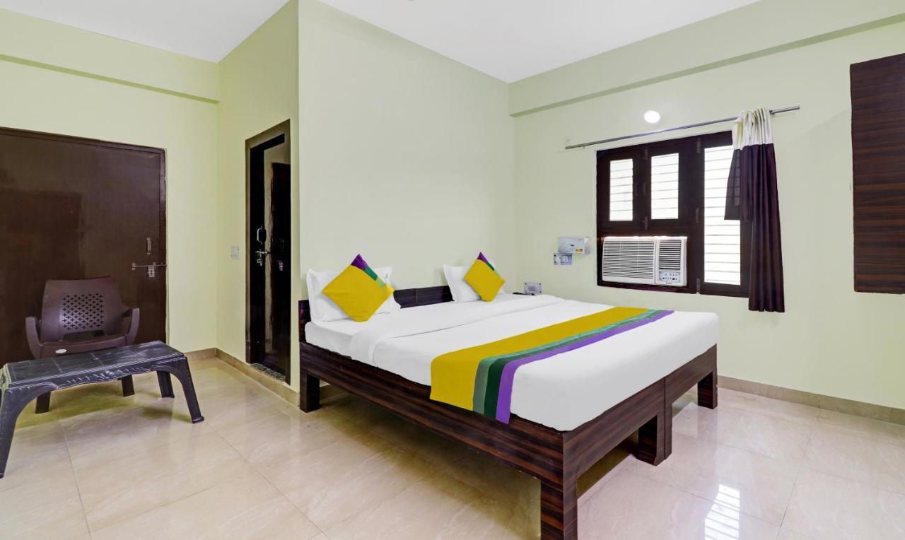 Hotel Pragati Palace Mathura Exterior photo