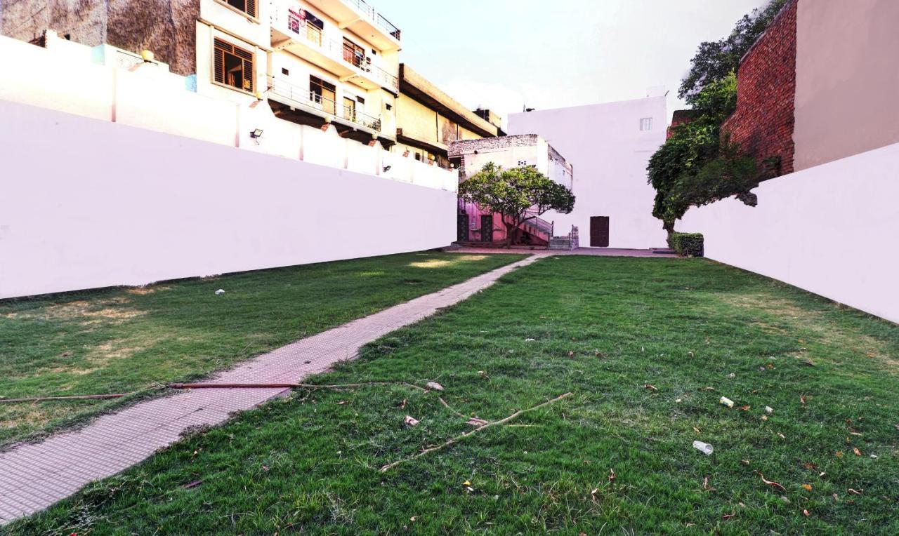 Hotel Pragati Palace Mathura Exterior photo