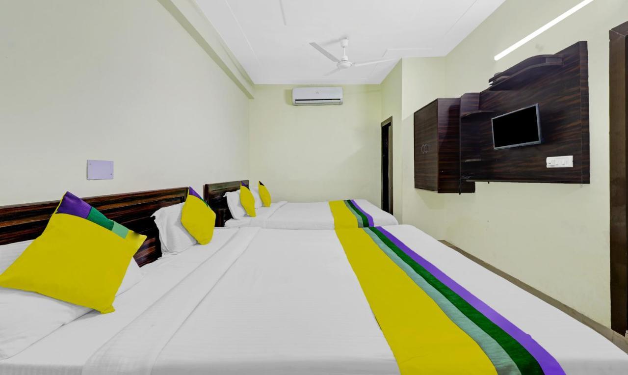 Hotel Pragati Palace Mathura Exterior photo