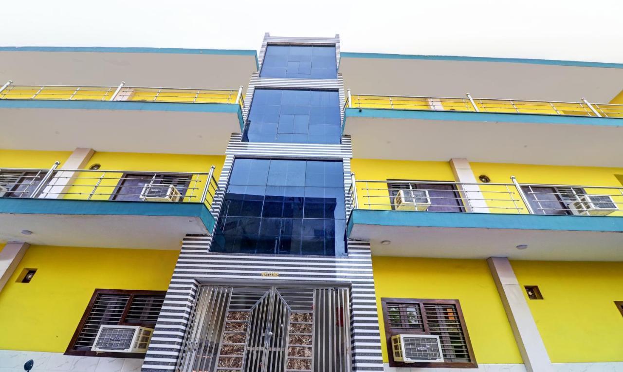 Hotel Pragati Palace Mathura Exterior photo