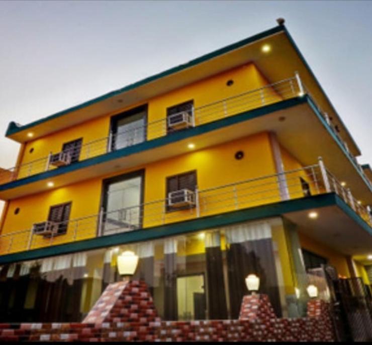 Hotel Pragati Palace Mathura Exterior photo