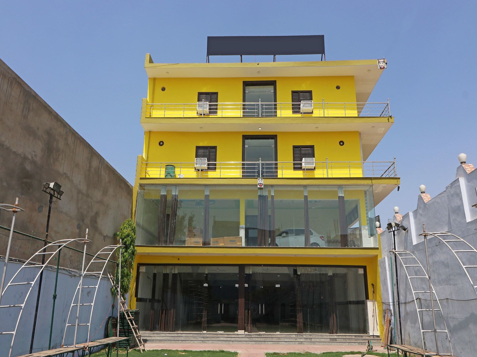 Hotel Pragati Palace Mathura Exterior photo